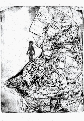 Gellyplate-Druck von zerknülltem Papier in Schwarz Weiß. Mit Fineliner gezeichnetes Männchen, das an einen Außerirdischen erinnert.