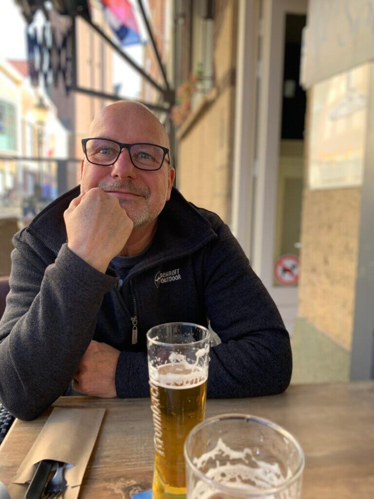 „Porträt der Person hinter Haldewitzka.de, lächelnd und in entspannter Atmosphäre, passend zur persönlichen Note des Blogs.“