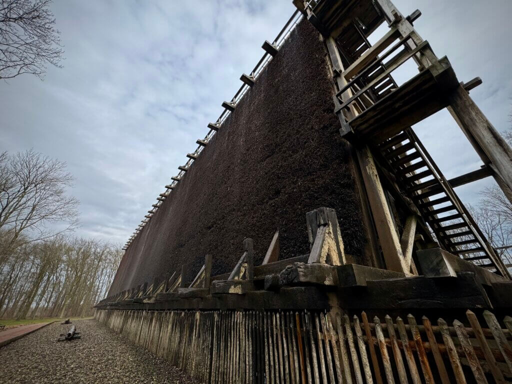 Das Bild zeigt eine perspektivische Aufnahme eines Gradierwerkes im Kurpark von Bad Westernkotten