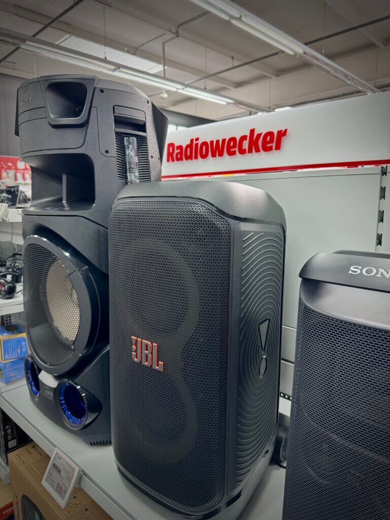Riesige Lautsprecherboxen im Regal beim Mediamarkt