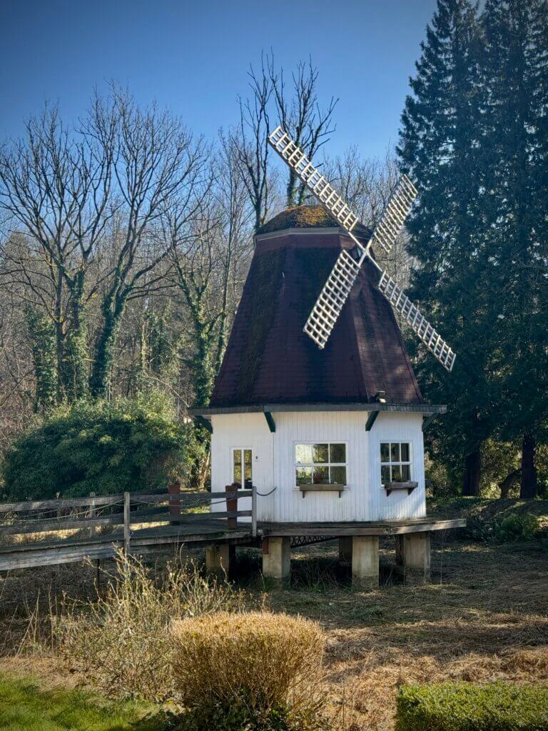 Ein kleine alte Windmühle auf einer Wiese im Ittertal