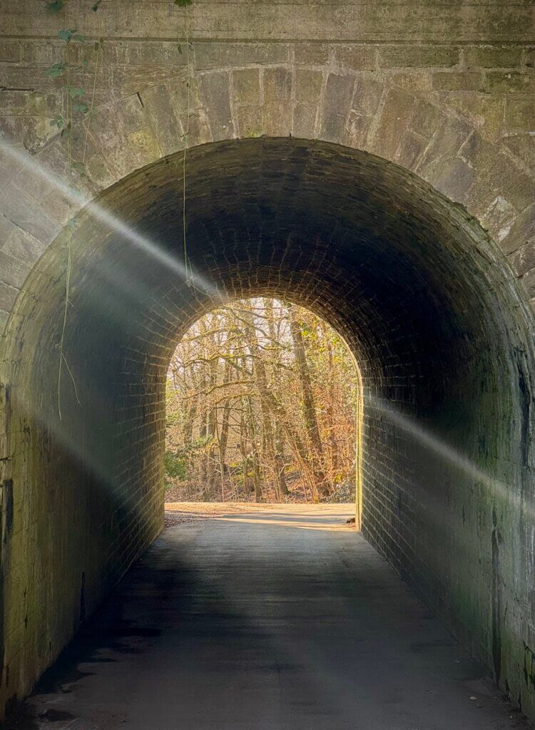 Perspektivischer Blick in einen Tunnel mit einem Lichteinfall von der Seite in Haan