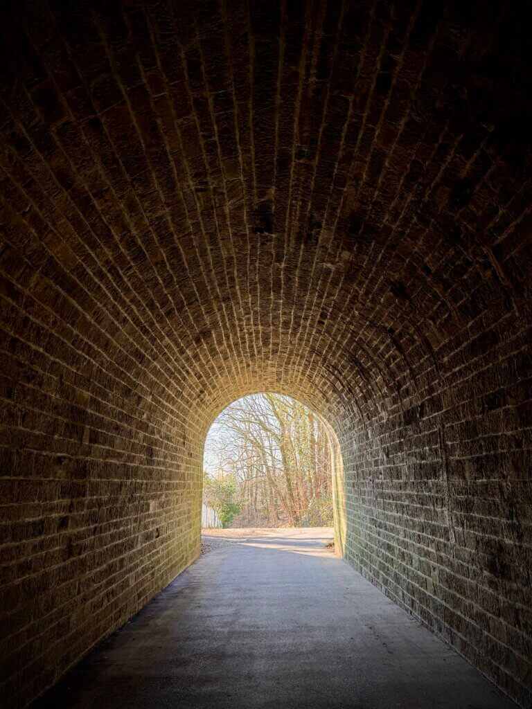 Perspektivischer Blick in einen Tunnel in Haan