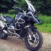 BMW R 1200 GS Adventure Motorrad auf einem Waldweg – geländetaugliche Reise-Enduro mit Sturzbügeln, Windschild und Speichenrädern für Offroad-Abenteuer.