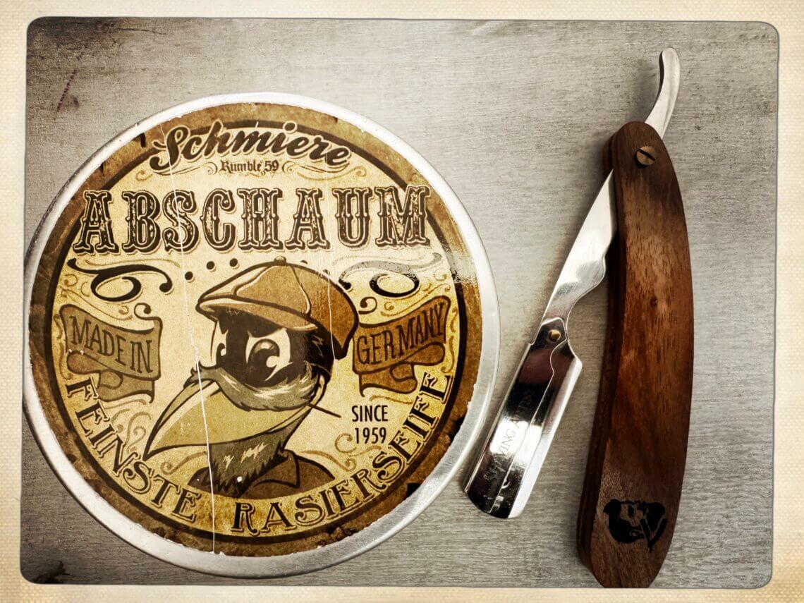 Vintage Rasier-Set mit klassischer Rasierseife von Schmiere 'Abschaum – Feinste Rasierseife' Made in Germany und stilvollem Rasiermesser mit Holzgriff – nostalgische Herrenpflege im Retro-Look. Projekt 52 - Jeden Sonntag. Rituale pflegen.