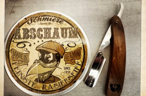 Vintage Rasier-Set mit klassischer Rasierseife von Schmiere 'Abschaum – Feinste Rasierseife' Made in Germany und stilvollem Rasiermesser mit Holzgriff – nostalgische Herrenpflege im Retro-Look. Projekt 52 - Jeden Sonntag. Rituale pflegen.
