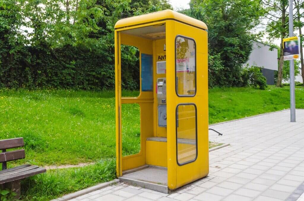 gelbe Telefonzelle der deutschen post