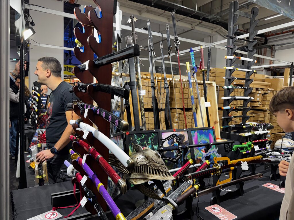 Samurai- und Fantasy-Schwerter in bunter Vielfalt – Ausstellungsstand mit Katanas und Filmwaffen auf der SPIEL Essen.