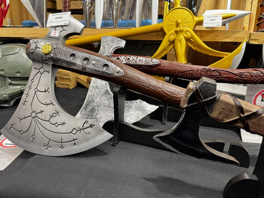 Detaillierte Nachbildung der Axt von Kratos aus „God of War“ am Replika-Stand auf der SPIEL Essen Messe.