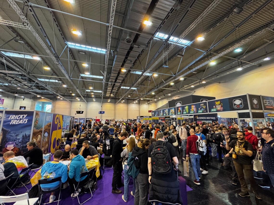 Besucherandrang auf der SPIEL Essen Messe – volle Halle mit Verlagen, Spieltischen und neugierigen Brettspielfans.
