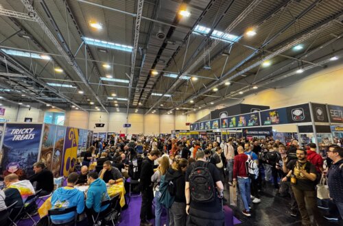 Besucherandrang auf der SPIEL Essen Messe – volle Halle mit Verlagen, Spieltischen und neugierigen Brettspielfans.