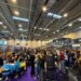 Besucherandrang auf der SPIEL Essen Messe – volle Halle mit Verlagen, Spieltischen und neugierigen Brettspielfans.
