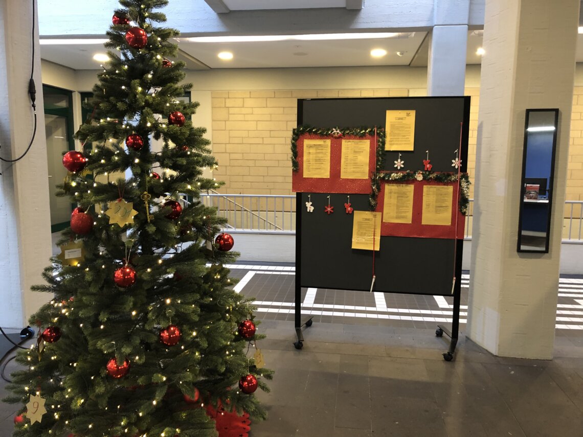 Wunschbaum im Velberter Forum mit goldenen Sternen, Wunschbaumaktion 2025 des Vereins Velberter Kinder