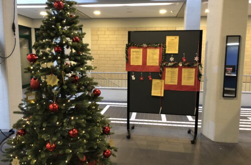 Wunschbaum im Velberter Forum mit goldenen Sternen, Wunschbaumaktion 2025 des Vereins Velberter Kinder