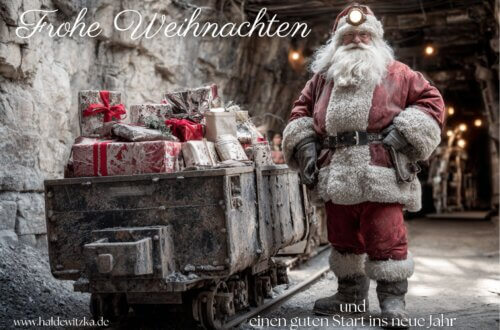 Weihnachtsmann mit Stirnlampe und alter Grubenlore voller Geschenke in historischem Bergwerksstollen – Weihnachtsgrüße vom Blog haldewitzka.de