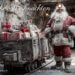Weihnachtsmann mit Stirnlampe und alter Grubenlore voller Geschenke in historischem Bergwerksstollen – Weihnachtsgrüße vom Blog haldewitzka.de