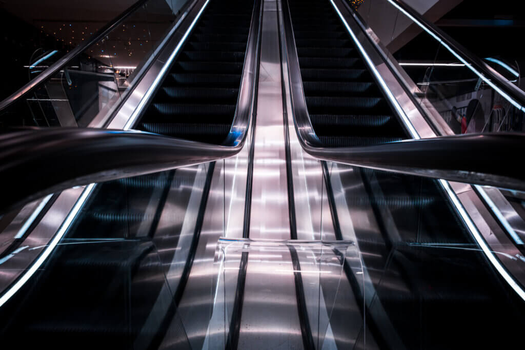 Rolltreppen-Symmetrie in der Stadtgalerie Velbert, fotografiert mit Fujinon XF14mm Weitwinkel bei Kunstlicht