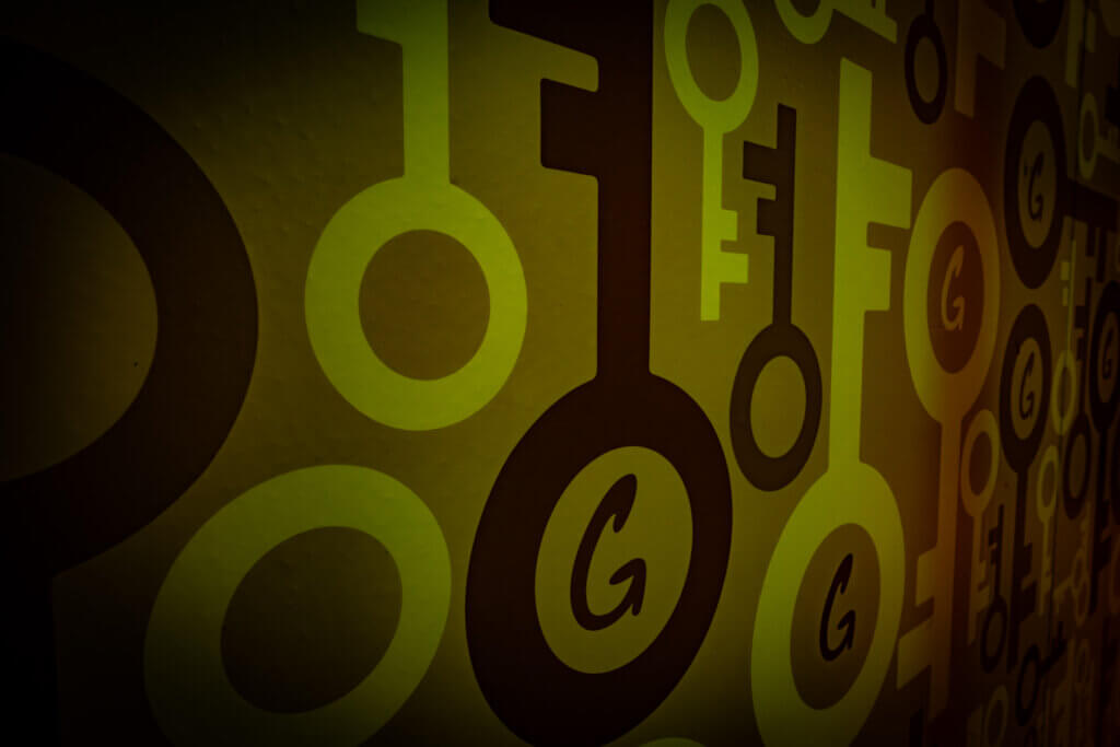 Abstrakte Wanddekoration mit Schlüsselmotiven in der Stadtgalerie Velbert, Detailaufnahme mit Fujifilm X-T5