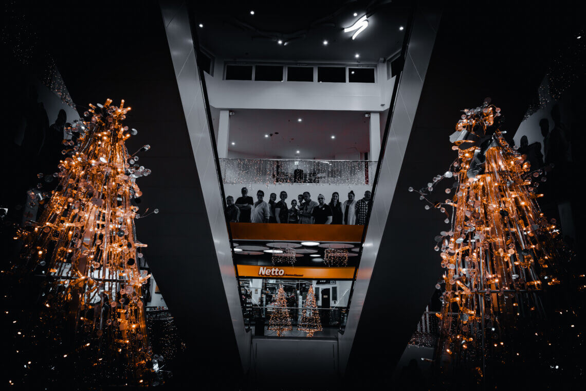 Weihnachtsdekoration und Atrium der Stadtgalerie Velbert, aufgenommen mit Fujinon XF14mm Weitwinkel von unten