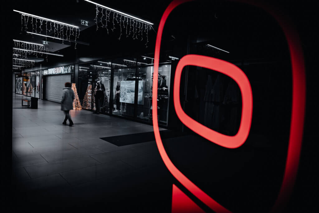 Leere Ladenpassage mit Streetfotografie-Element in der Stadtgalerie Velbert, Fujifilm X-T5 mit XF14mm bei schwachem Licht