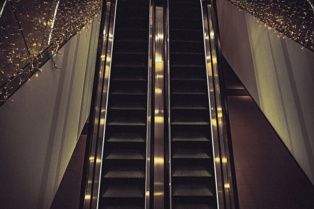 Rolltreppe von oben fotografiert mit Weihnachtsbeleuchtung, Stadtgalerie Velbert, Fujinon XF14mm Weitwinkel Perspektive