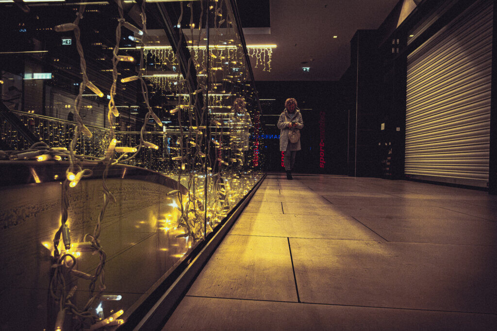 Leere Ladenpassage mit Streetfotografie-Element in der Stadtgalerie Velbert, Fujifilm X-T5 mit XF14mm bei schwachem Licht