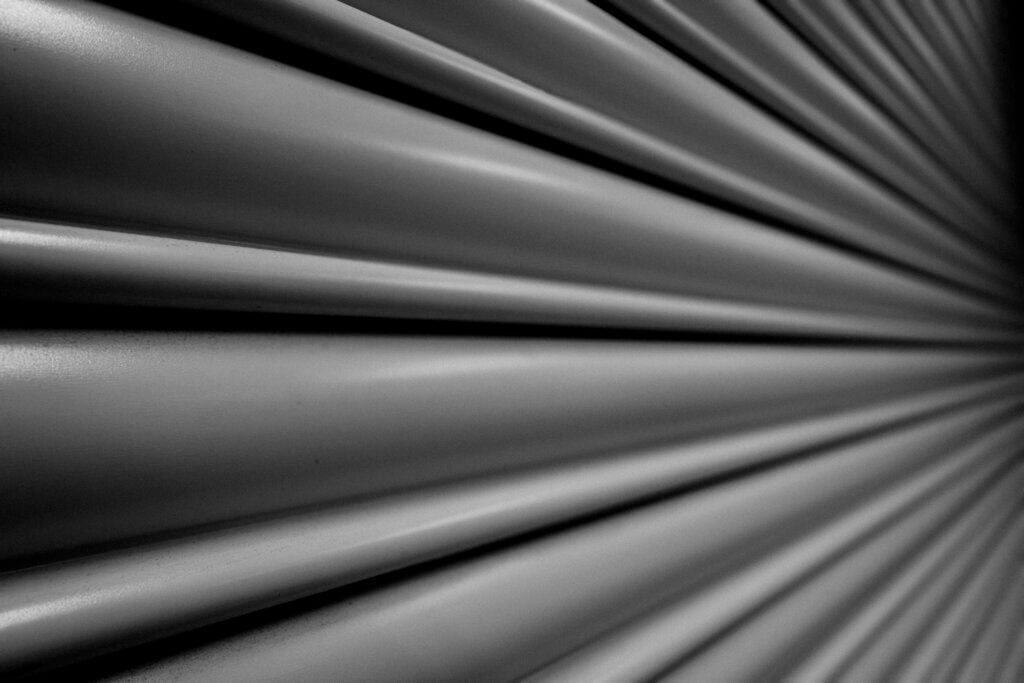 Abstraktes Linienspiel Rollladenprofil in Schwarzweiß, Nahaufnahme mit Fujinon XF14mm Weitwinkel