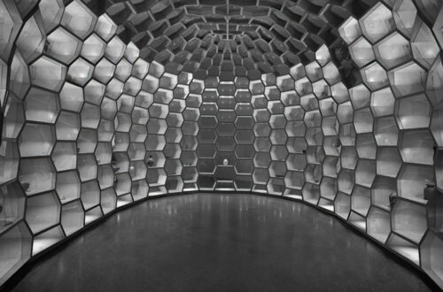 Wabenförmige Rauminstallation mit sechseckigen Elementen aus Beton, perspektivische Verzerrung von unten fotografiert, Folkwang Museum