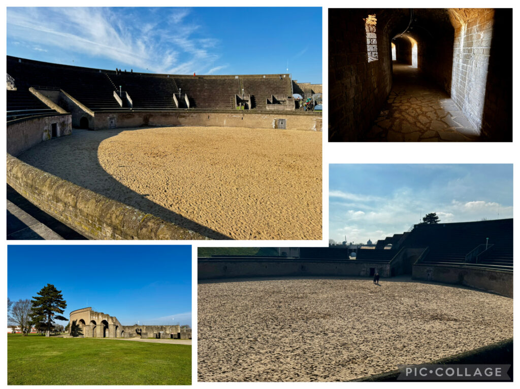 Vierteilige Collage des römischen Amphitheaters im Archäologischen Park Xanten: großes Panorama der sandbedeckten Arena mit steinernen Tribünen, ein dunkler gewölbter Katakombengang, Außenansicht der Mauerreste bei blauem Himmel, und ein einzelner Besucher als kleine Figur in der weitläufigen Aren