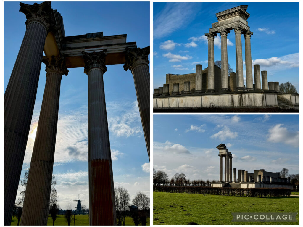 Dreiteilige Collage des rekonstruierten Hafentempels im Archäologischen Park Xanten: links eine Nahaufnahme korinthischer Säulen gegen blauen Himmel mit einer Windmühle im Hintergrund, rechts oben und unten die gesamte Tempelanlage mit Säulenreihen auf einer Plattform vor blauem Frühlingshimmel