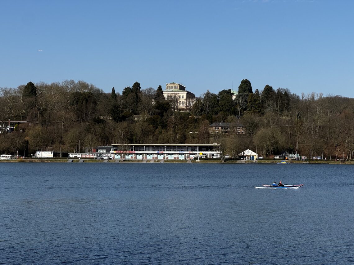 Baldeneysee Essen bei strahlend blauem Himmel im Februar – ein Kajak auf dem Wasser, im Hintergrund die Villa Hügel