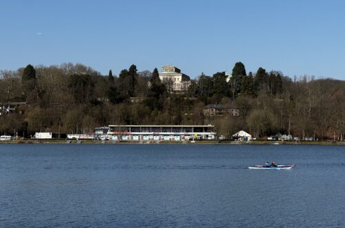 Baldeneysee Essen bei strahlend blauem Himmel im Februar – ein Kajak auf dem Wasser, im Hintergrund die Villa Hügel