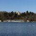 Baldeneysee Essen bei strahlend blauem Himmel im Februar – ein Kajak auf dem Wasser, im Hintergrund die Villa Hügel