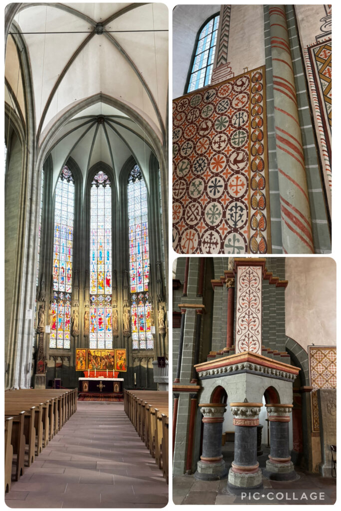 Wiesenkirche Soest: Gotisches Kirchenschiff mit bunten Glasfenstern, mittelalterliche Wandmalereien, romanischer Taufstein mit ornamentaler Bemalung