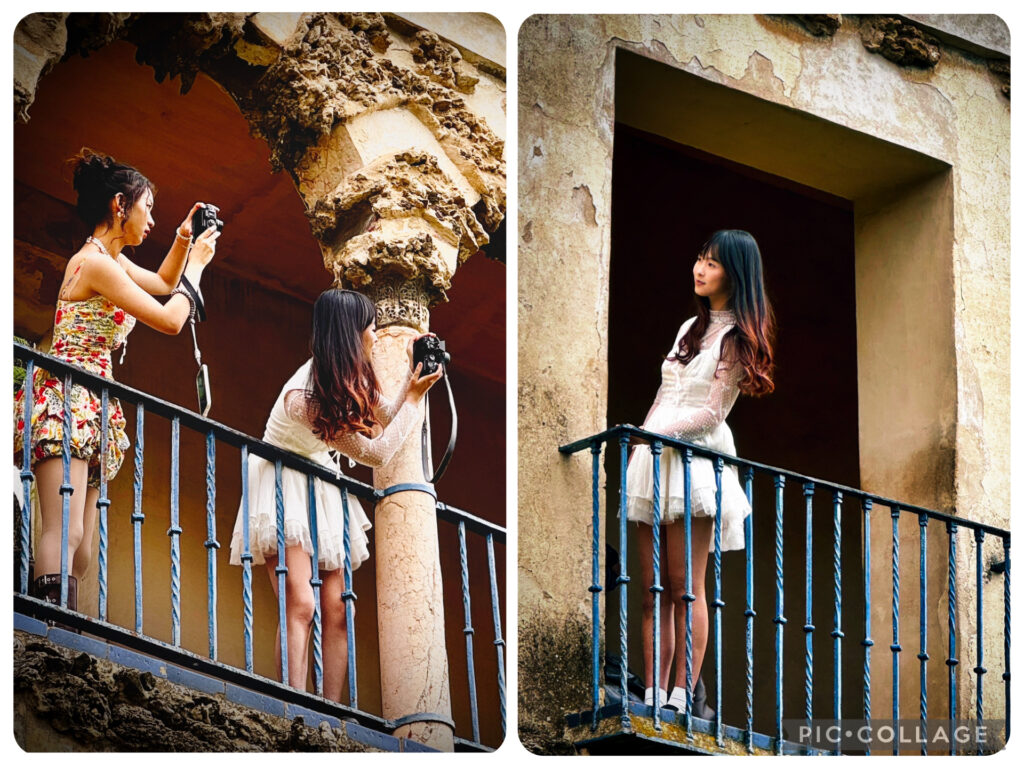 Zwei junge Frauen auf einem historischen Balkon mit verwitterter Steinsäule – eine fotografiert, die andere posiert in der Fensternische, Sevilla