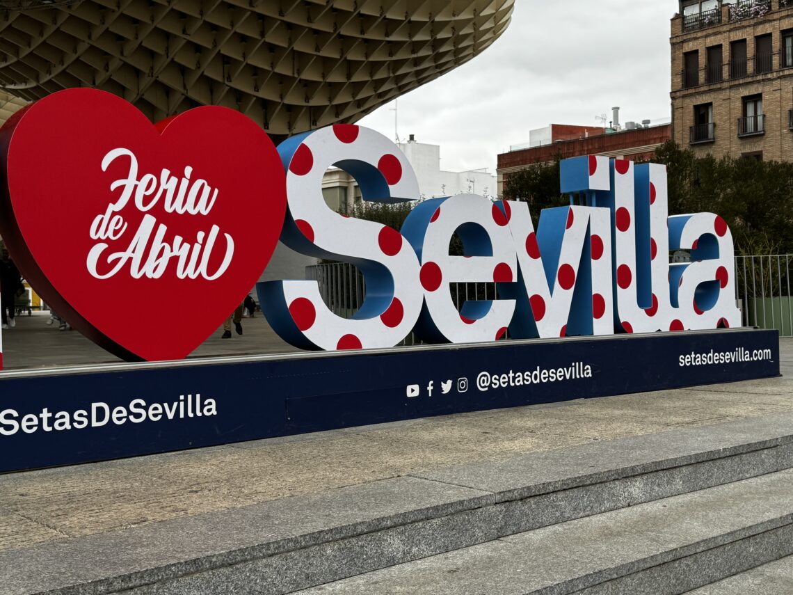 Großer dreidimensionaler Sevilla-Schriftzug mit Polka-Dot-Muster und rotem Herz mit Aufschrift “Feria de Abril” vor den Setas de Sevilla
