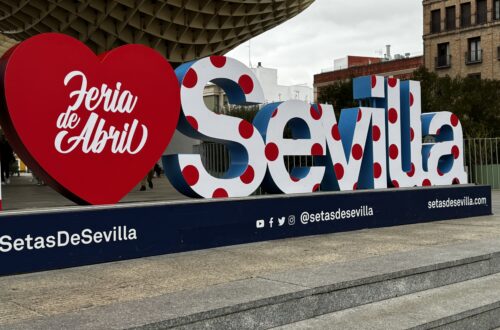Großer dreidimensionaler Sevilla-Schriftzug mit Polka-Dot-Muster und rotem Herz mit Aufschrift “Feria de Abril” vor den Setas de Sevilla