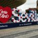 Großer dreidimensionaler Sevilla-Schriftzug mit Polka-Dot-Muster und rotem Herz mit Aufschrift “Feria de Abril” vor den Setas de Sevilla