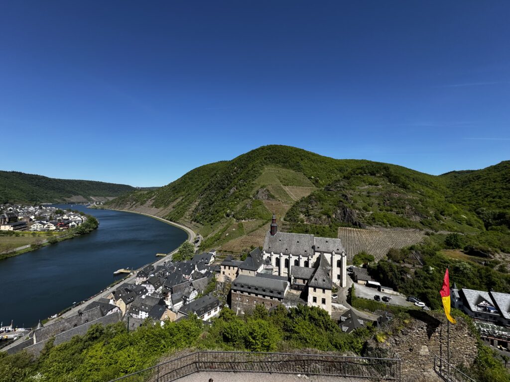 Blick auf Beilstein an der Mosel mit Klosterkirche, Weinbergen und Fluss