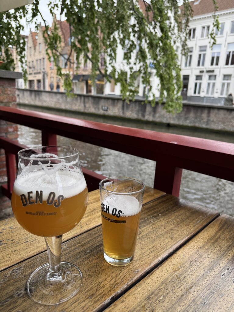 Zwei belgische Biere auf einer Terrasse an einer Gracht in der Altstadt von Brügge.