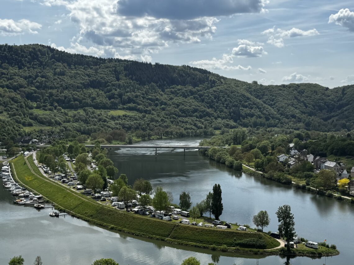 Campingplatz in Senheim an der Mosel mit Wohnmobilen am Flussufer