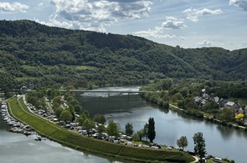Campingplatz in Senheim an der Mosel mit Wohnmobilen am Flussufer