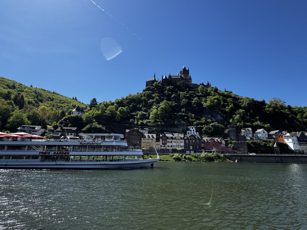 Cochem an der Mosel mit Reichsburg und Ausflugsschiff