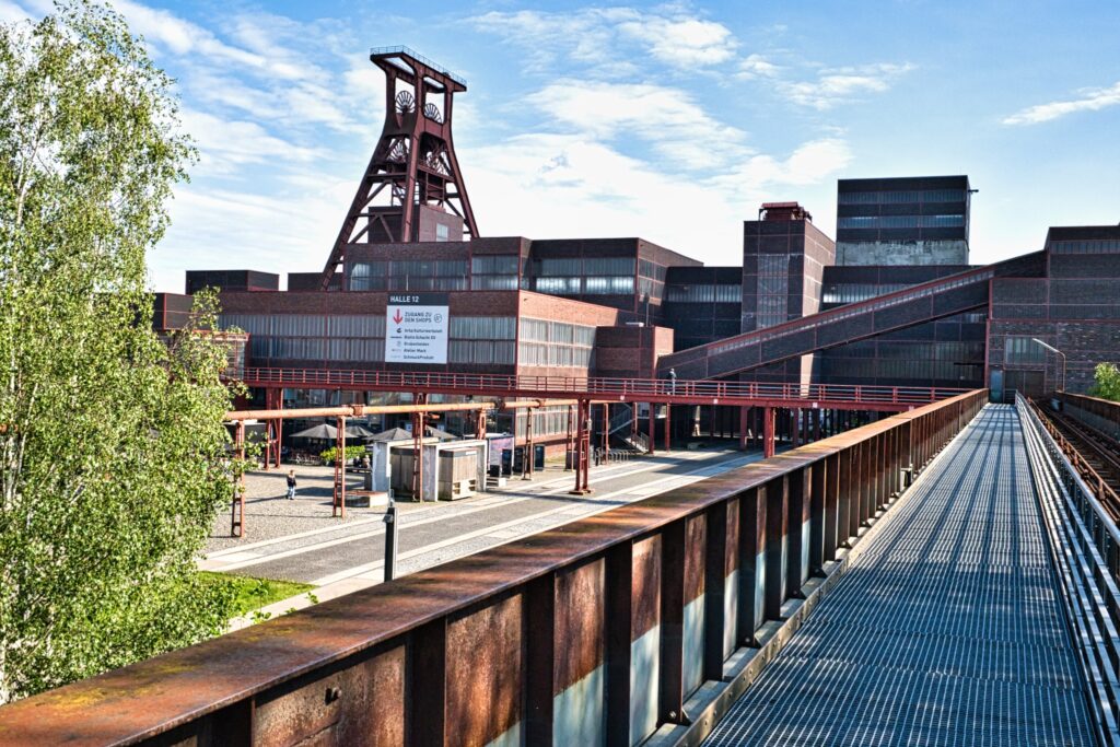 Blick über den Steg auf Schacht XII mit Fördergerüst auf Zollverein.