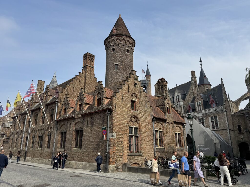 Historische Backsteingebäude und Turm in der Altstadt von Brügge nahe dem Gruuthusemuseum.