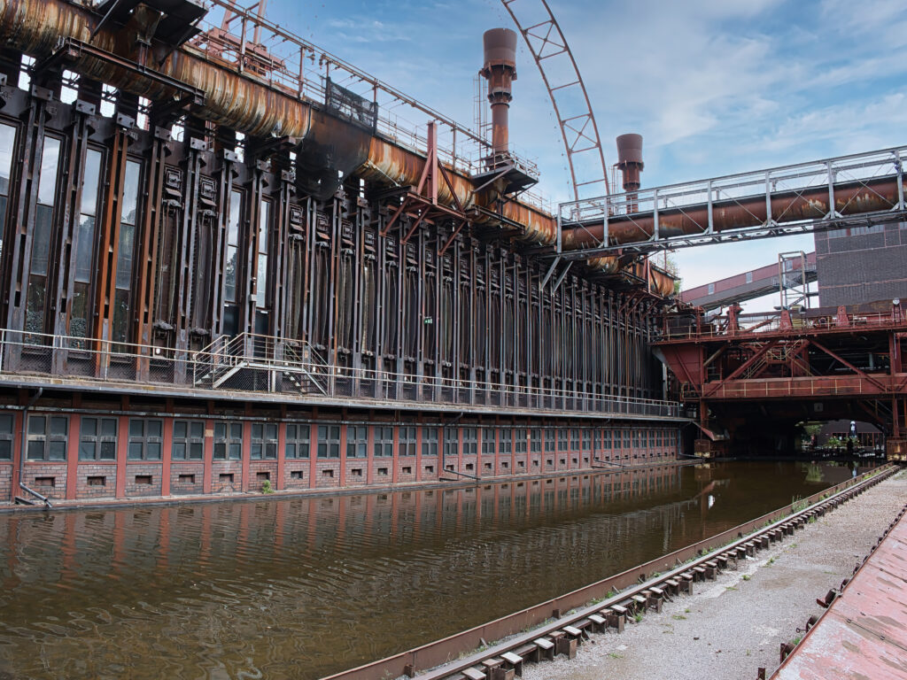 Industriearchitektur der Kokerei Zollverein in Essen mit Wasserbecken