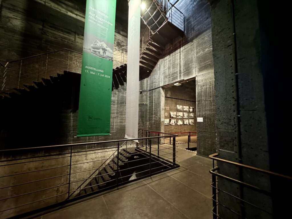 Treppenhaus der Mischanlage Zollverein mit Bauhaus Ausstellung von Jean Molitor