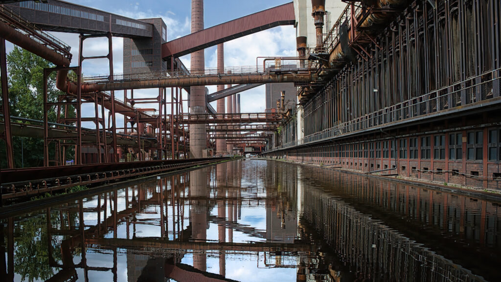 Kokerei Zollverein in Essen mit Industriearchitektur und Spiegelung im Wasser