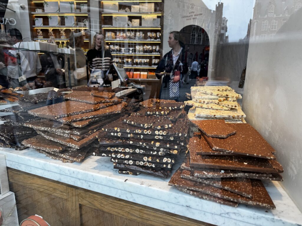 Große Schokoladentafeln mit Nüssen in einem Schaufenster einer Chocolaterie in Brügge.