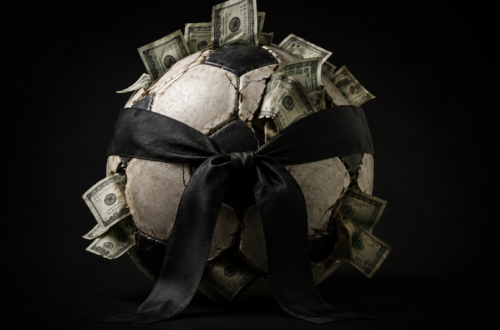 Ein einzelner Fußball mit schwarzem Trauerflor auf schwarzem Hintergrund. Aus feinen Rissen im Ball quellen Dollarscheine hervor. Dramatische Beleuchtung, symbolisch für den Tod des ursprünglichen Fußballs durch Kommerzialisierung. Minimalistisch, hochwertig, satirisch, 4:3.
